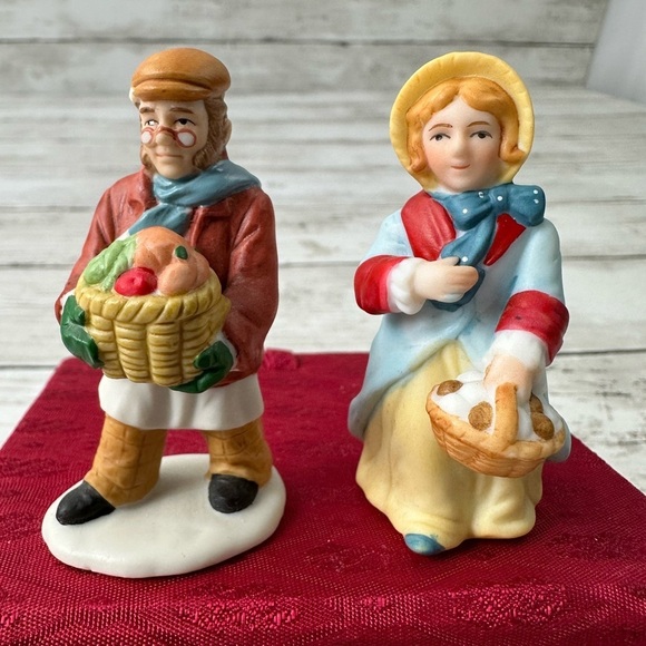 LEFTON COLONIAL Christmas Village figures set of 2 Man basket 1996 woman pie - Picture 1 of 4